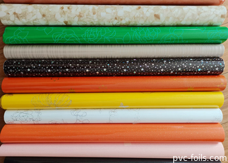 In Rollen gepackte, farbenfrohe, glänzende, selbstklebende PVC-Folien für Möbeldekoration