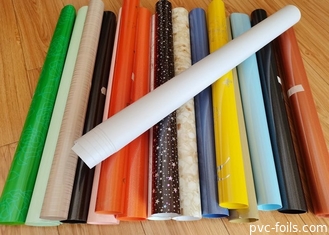 In Rollen gepackte, farbenfrohe, glänzende, selbstklebende PVC-Folien für Möbeldekoration