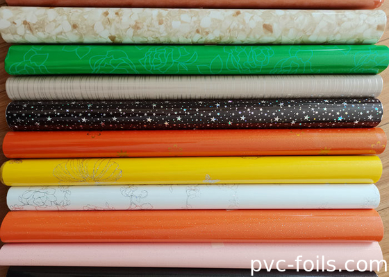 In Rollen gepackte, farbenfrohe, glänzende, selbstklebende PVC-Folien für Möbeldekoration
