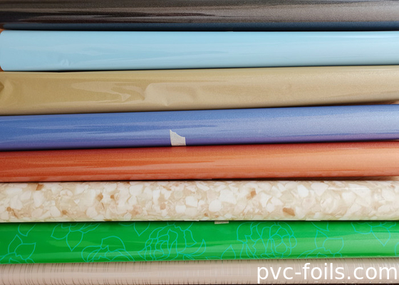 In Rollen gepackte, farbenfrohe, glänzende, selbstklebende PVC-Folien für Möbeldekoration