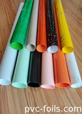 In Rollen gepackte, farbenfrohe, glänzende, selbstklebende PVC-Folien für Möbeldekoration