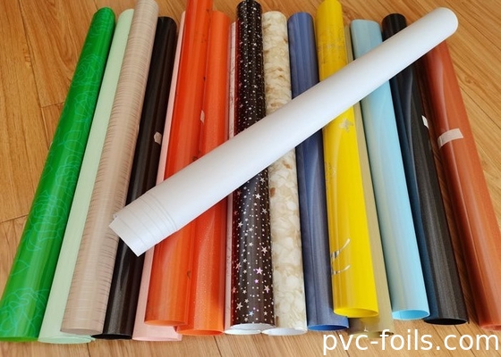 In Rollen gepackte, farbenfrohe, glänzende, selbstklebende PVC-Folien für Möbeldekoration